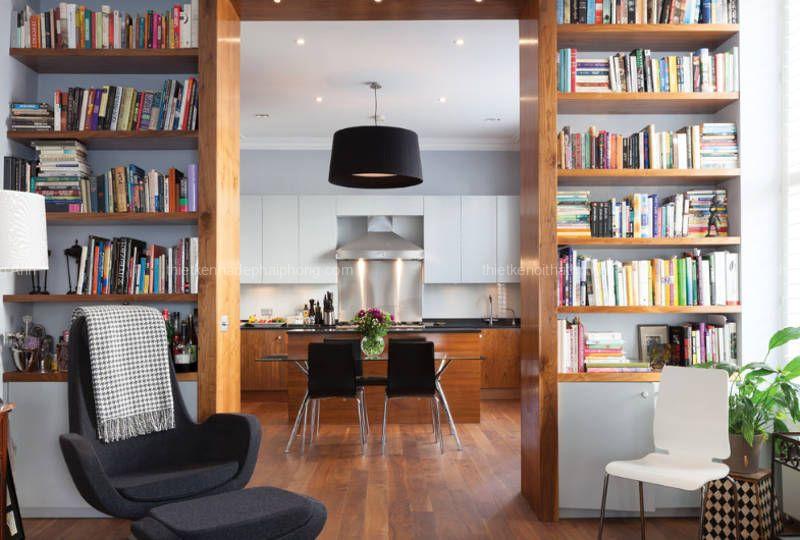 Hành lang nhỏ và tối cạnh bếp được biến thành không gian đọc sách và nghỉ ngơi ấm áp, được quy hoạch một bức tường sách và đặt một vài chiếc ghế. Hình ảnh Courtesy_Stephen Fletcher Architects