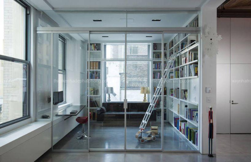 Nhằm nâng cao sự riêng tư cho không gian đọc sách, khung cửa được thiết kế đặc biệt bằng kính. (Hình ảnh nhã nhặn_Naiztat + Ham Architects)