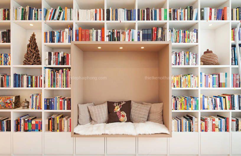 Nếu nhu cầu của bạn là đọc sách, bạn có thể nhúng khu vực tiếp khách vào tủ sách để tạo không gian đọc thoải mái. 