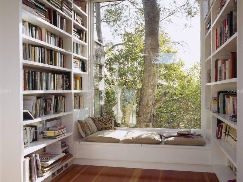 Trong căn phòng dài và hẹp, tủ sách được thiết kế hai bên, kê sofa giường bên cửa sổ để ngắm cảnh ngoài trời. (Ảnh do _Mom Spark cung cấp)